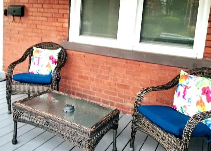 2 Bedroom Apt - Stylish, Modern, And Convenient!